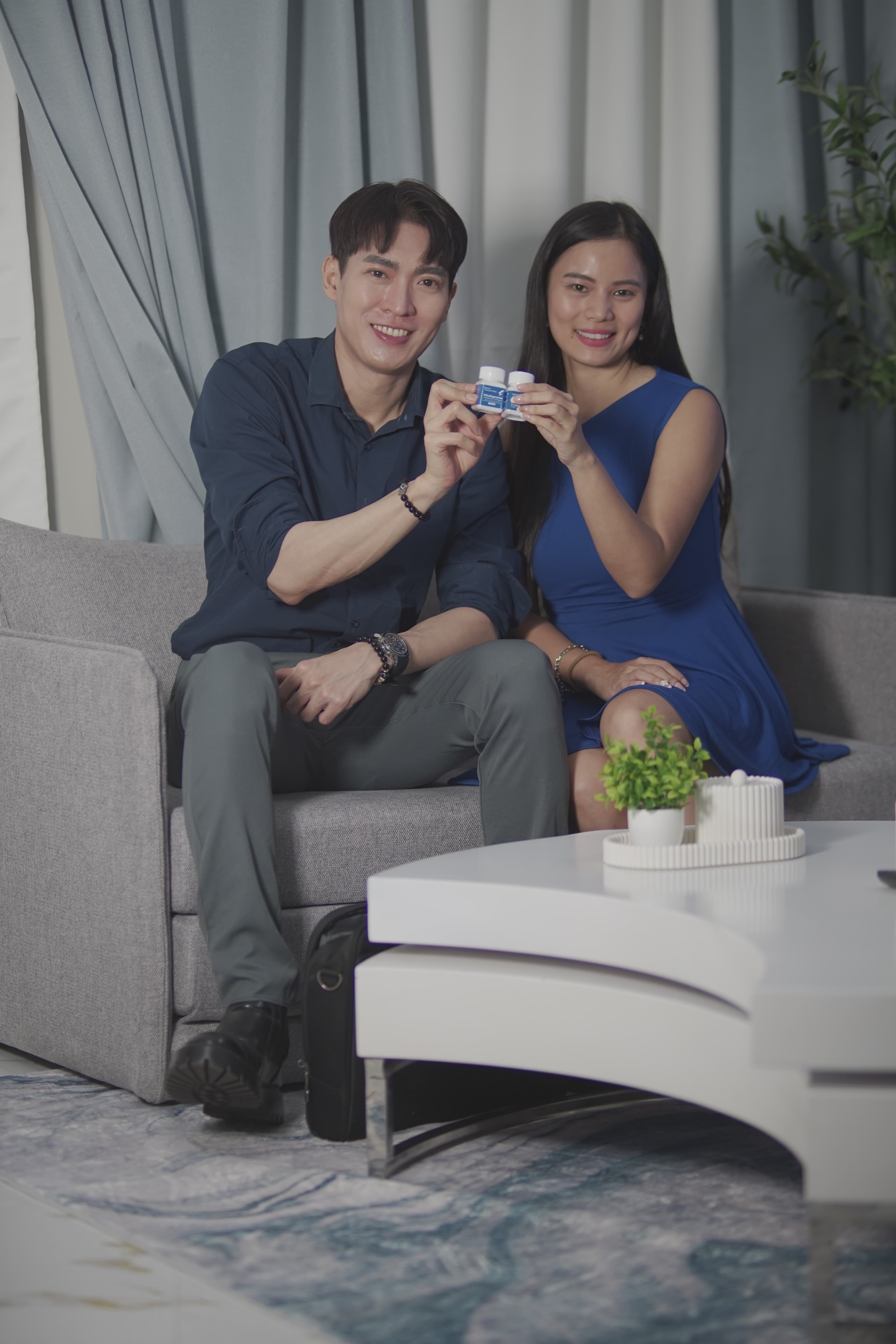 Couple presenting VitaSupremo bottles together